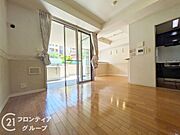 リビングは、広々とした空間で、家族や友人との時間を楽しむのにぴったりです。快適な居住空間を提供します。
