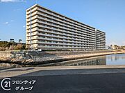 シンプルで洗練されたマンション外観は、住む人のセンスを引き立て、落ち着いた雰囲気を提供します。都会的なデザインが魅力で、住む人に誇りを与える空間です