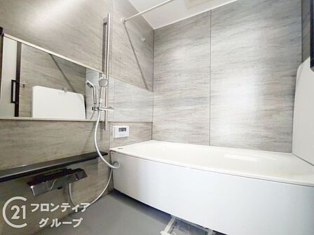 スタイリッシュなバスルームで、贅沢なひとときを過ごすことができます。デザイン性と機能性を兼ね備えた空間です。