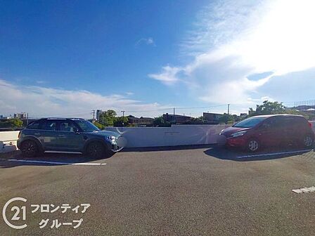 広々としたスペースで車の出し入れがスムーズに行えます。