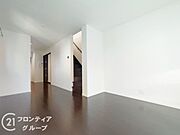 リビングは、家族や友人との時間を楽しむのに最適な広さです。快適な居住空間を提供します。