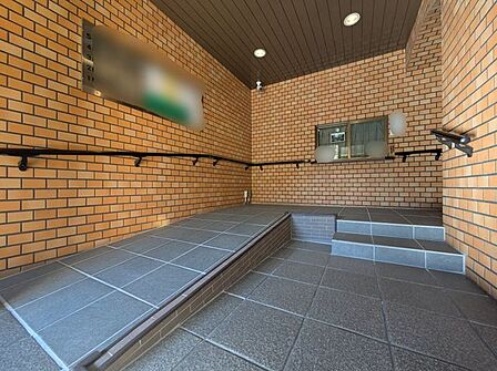 シンプルなロビーですが、住む人にとって居心地の良い空間を提供します