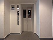 エレベーターホールは、住民の皆様が快適に移動できるよう設計されています。広々としたスペースは、混雑時でもスムーズな乗降を可能にします。