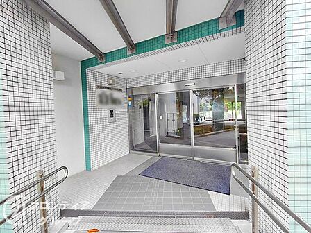 風格あるエントランスで、住む人に安心感を与えます