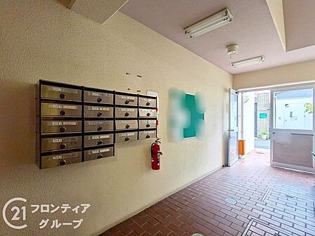エントランスを抜けると、外の喧騒を忘れさせてくれる穏やかな空気が流れていますね!整頓された空間からは管理の良さが伝わり、帰宅するたびにホッとするような温かみを感じさせてくれますね!