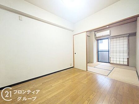 和室とつながっており、和室を開放すると開放的な空間になります。