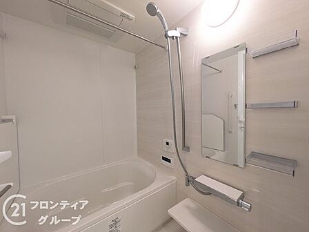落ち着いたトーンのパネルに囲まれた浴室は、一日の疲れを癒やすプライベートスパのような空間です。ゆとりある浴槽で足を伸ばして寛ぎながら、心からリラックスできる贅沢なひとときを過ごせます