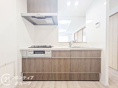 広々としたシステムキッチンで、毎日、家族みんなで料理を楽しめます!充実した収納スペースが、効率的な作業をサポートします