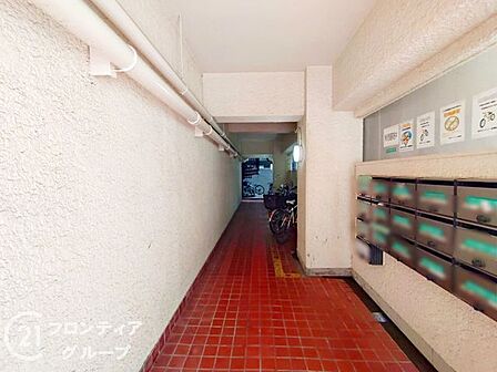 奥行きのあるエントランスは、外の喧騒を忘れさせてくれる静穏な空間となっております。清潔感のある白壁と落ち着いた色調の床が、住まう人を優しく出迎えるとともにゲストへの心地よいおもてなしを実現します