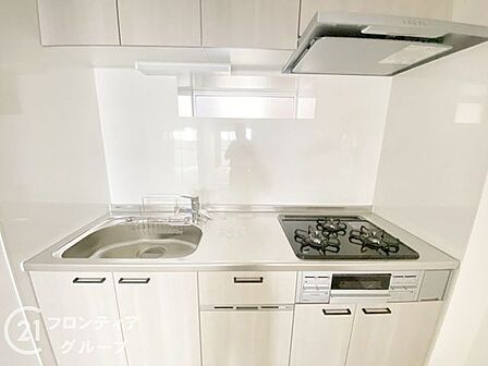 収納があるため、調味料のストックを置くのにピッタリです。食器を片づける場所にも困りません。