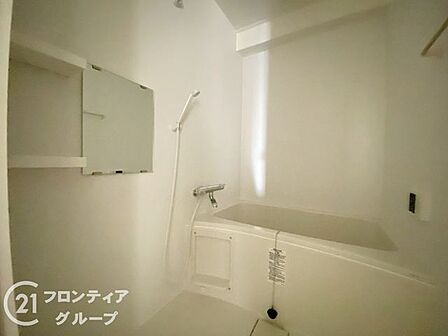 ゆったりサイズのシャワー付きバスルームです。