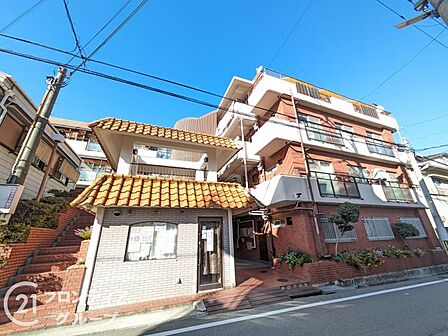 SRC造、4階建てのマンションです。