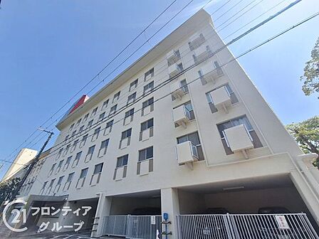シンプルで洗練されたマンション外観は、住む人のセンスを引き立て、落ち着いた雰囲気を提供します。都会的なデザインが魅力で、住む人に誇りを与える空間です