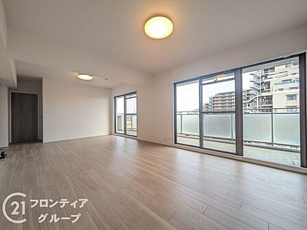 大きな窓から柔らかな陽光が差し込むリビングは、家族全員が自然と集まりたくなるような開放感に満ちています。広々とした空間を活かして、お好みの家具で理想のインテリアを自由に描くことができます