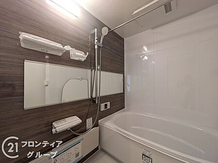 シックな色調のパネルが落ち着いた空間を演出するバスルームは、一日の疲れを癒やす極上の場所です。ゆったりとした浴槽に身を委ねれば、心からのリラックスを味わえます