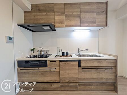 洗練された木目調のデザインが空間に溶け込み、毎日の料理を特別な時間へと変えてくれます。機能性と美しさを両立した最新の設備が整っており、スマートに家事をこなせる快適なキッチン環境となっています