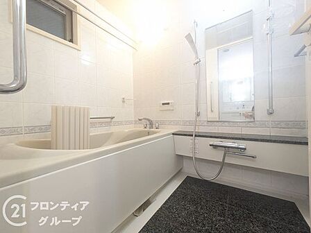 ゆったりとした広さを確保したバスルームは一日の疲れを優しく癒やしてくれる落ち着いた空間です 清潔感のあるカラーリングで統一されておりお子様との入浴タイムも心地よく過ごせます