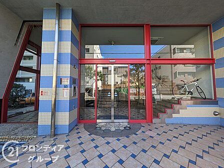個性的なカラーリングが目を引くエントランスは、住まう方を優しく迎え入れる開放的な空間です。視認性の高いデザインは、大切なお客様を招待する際にも分かりやすく、丁寧な造りが安心感を与えてくれます