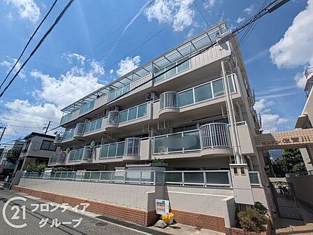 洗練されたデザインが目を引く外観は街のシンボルとして圧倒的な存在感を放ちます。上質な素材を随所に採用し、住まう方の誇りを満たすラグジュアリーな佇まいが日々の暮らしをより豊かに彩ります