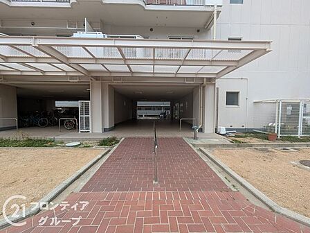 落ち着いた雰囲気のエントランスは、訪れる人に心安らぐ空間を提供し、温かく迎えてくれます！