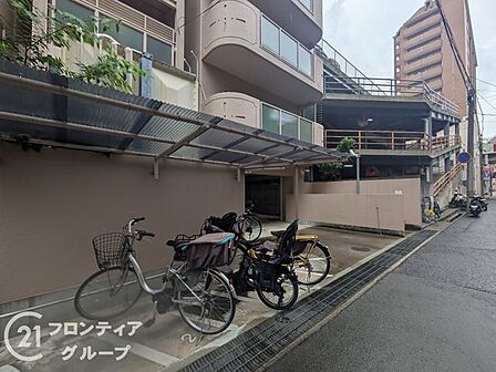 屋根付きの駐輪場は、雨風から自転車を守り、安心して利用できる便利で快適な設備です!
