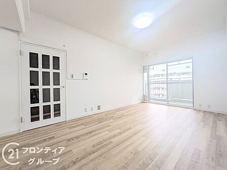 ナチュラルな木の温もりを感じるフローリングが心地よくてつい長居したくなる空間ですね!広々とした空間にこだわりの家具を配置すれば上質なインテリアを楽しみながら家族でゆったりと寛ぐ優雅な休日を過ごせます