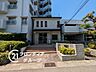 エントランス：緑豊かな植栽に彩られたエントランスは、住まう方を優雅に迎え入れる迎賓の空間です。落ち着きのある意匠がプライベートな時間への切り替えを促し、心地よい静寂とともに上質な日常へとエスコートします