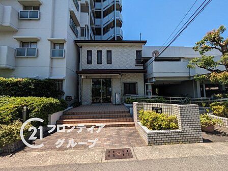 緑豊かな植栽に彩られたエントランスは、住まう方を優雅に迎え入れる迎賓の空間です。落ち着きのある意匠がプライベートな時間への切り替えを促し、心地よい静寂とともに上質な日常へとエスコートします