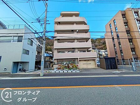 落ち着いた色合いの外壁と洗練されたデザインが、都会の喧騒を忘れさせる上質な暮らしを約束！
