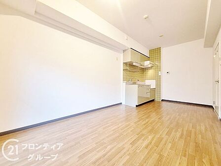 美しい木目のフローリングが広がる開放感あふれるリビングですね!たっぷりと差し込む光が空間全体をやさしく包み込み、家族みんなの笑顔が集う場所です