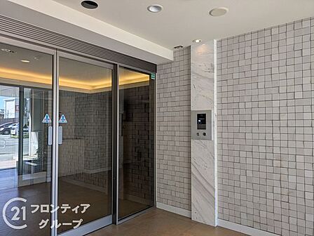 明るく開放的なガラス張りのエントランスが来訪者を心地よく迎えますね！清潔感に満ちたクリーンな空間が、毎日の暮らしの質をワンランク引き上げてくれます