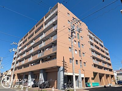 外観：重厚感のあるブラウンカラーの外壁と直線的なフォルムが美しく映える佇まいです！街並みに品格を添える堂々とした外観が、心地よい暮らしへの期待を高めてくれます