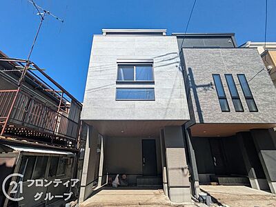 外観:シンプルで洗練された外観が、住む人のセンスを引き立て、日々の生活に彩りを添える新築戸建てです 外観:シンプルで洗練された外観が、住む人のセンスを引き立て、日々の生活に彩りを添える新築戸建てです