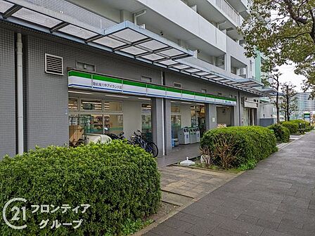 ファミリーマートアイランドセンター駅東店 徒歩11分。 840m