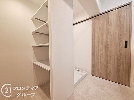 家族のライフスタイルに寄り添う広々設計の洗面台は家事効率のよい配置です。毎日使う場所だからこそ、清潔感と実用性にこだわった空間が嬉しいですね。収納スペースも充実しており、さらに使いやすさが向上します。