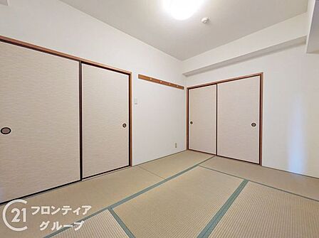 ゆったりとした広さの寝室は、落ち着いた内装が魅力。窓からはやわらかな光が差し込み、心地よい朝を迎えられます。プライベートな時間をしっかり確保できる癒しの空間が整っており、安らぎのひとときを提供します。