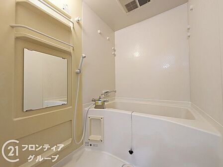 心も体もリフレッシュできるバスルームは、明るい配色と機能的な設備が魅力。清掃もしやすく、家族の入浴時間を快適にサポートしてくれます。明るく開放的な空間で、リフレッシュできるひとときをお楽しみください。
