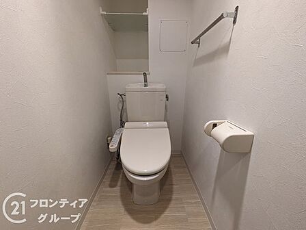 清潔感があり、使いやすさを重視したトイレ。シンプルで機能的なデザインが快適な使用感を提供します。落ち着いた雰囲気の中で、日常的で便利に使用できる空間が整い、毎日の生活をサポートします。