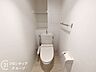 トイレ：ナチュラルなトーンで統一されたトイレは、空間の広がりを感じる快適設計。床材や壁材にもお手入れのしやすさが配慮されています。毎日使う場所だからこそ、清潔で落ち着ける雰囲気に仕上がっています。