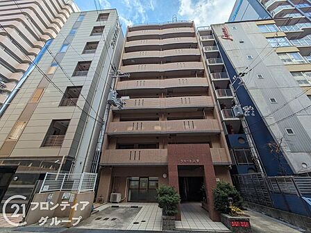 建物全体のフォルムが洗練されており、落ち着いた街並みに馴染むデザイン。外壁や窓の配置にも工夫があり、静かな住宅街で存在感を放ちます。周囲との距離も程よく、暮らしに余裕が生まれる設計です。