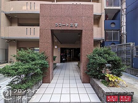 端正な佇まいのエントランスは、帰宅するたびに心が和らぎます。開放感のある設計で帰宅時の印象も明るく、住まいの第一印象を高めます。共用部も清掃が行き届いており、疲れて帰ってきた際に安心できる場所です。