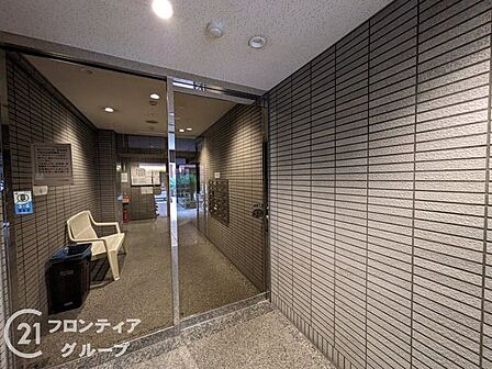 ロビーの通路部分は、明るく清潔感のある空間。日常の移動に欠かせないエリアであり、整理整頓された印象が住まい全体の快適さと管理の良さを物語っており、居住者に安心感を提供します。