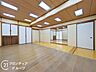 寝室：ゆったりとした広さの寝室は、落ち着いた内装が魅力。窓からはやわらかな光が差し込み、心地よい朝を迎えられます。プライベートな時間をしっかり確保できる癒しの空間が整っており、安らぎのひとときを提供します。