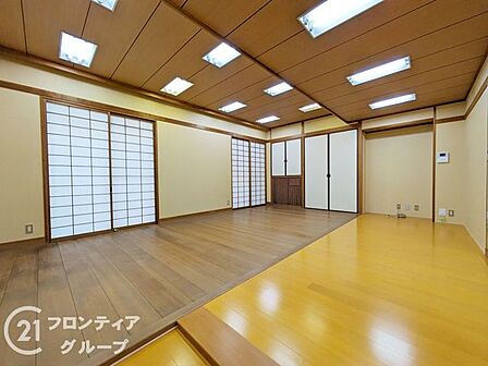 室内はシンプルで落ち着いた色調に仕上がっており、リラックスできる雰囲気が魅力。一人暮らしはもちろん、ファミリーにも使いやすい設計で、居室としての機能性をしっかり備えたバランスのよい空間です。