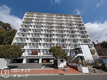 整然とした佇まいが魅力の外観は、清潔感と落ち着きが感じられ、日々の暮らしを快適に支えます。管理が行き届いた美しい景観は、訪れるたび安心感を与え、住まう方の誇りとなる印象的なマンションです。