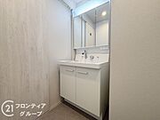 明るく開放的な洗面空間は、家族みんなが使いやすい配置とゆとりのある設計。洗濯機置き場も近く、家事の効率もアップ。落ち着いた色調と使いやすさを兼ね備えた空間で、日々の暮らしをスマートに演出します。
