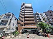 建物全体のフォルムが洗練されており、落ち着いた街並みに馴染むデザイン。外壁や窓の配置にも工夫があり、静かな住宅街で存在感を放ちます。周囲との距離も程よく、暮らしに余裕が生まれる設計です。