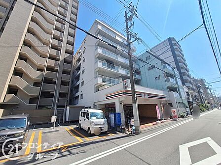 モダンでクリーンな外観を持つマンションは、落ち着いた色合いとデザインで、住む人に安心感と心地よさを提供します。周囲の環境とも調和し、都市の中で自然に溶け込んだ美しい建物です。