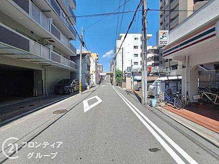 前面道路はしっかりと幅があり、見通しも良好。車の出し入れや歩行者の通行も安心して行える環境です。閑静な住宅街に位置し、騒音の心配も少なく、落ち着いた住環境で快適な暮らしが叶います。