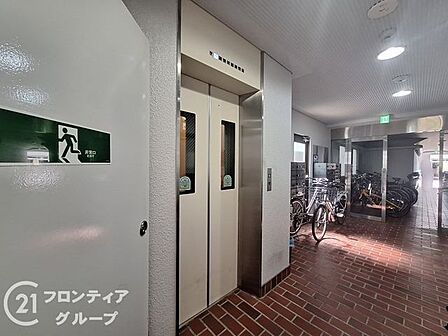 エレベーターのある共用部は、毎日の上り下りもスムーズに。住人同士が気持ちよくすれ違える、清潔に保たれた空間。防犯面にも配慮され、安心感があります。住棟内の動線もわかりやすく使いやすいです。